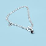silver-necklace-with-clasp-and-pendant